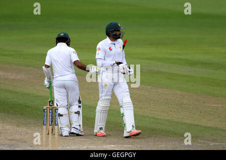 Pakistans Misbah-Ul-Haq (rechts) Wanderungen ab nach ihrer Entlassung tagsüber vier zweiten Investec Test match bei Emirates Old Trafford, Manchester. Stockfoto