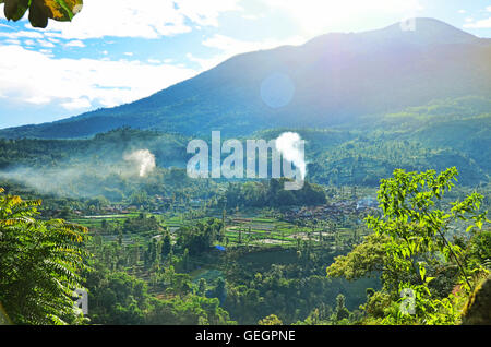 Morgen-Landschaft der grünen Berg und Tal in Argapura, Majalengka, West-Java Stockfoto