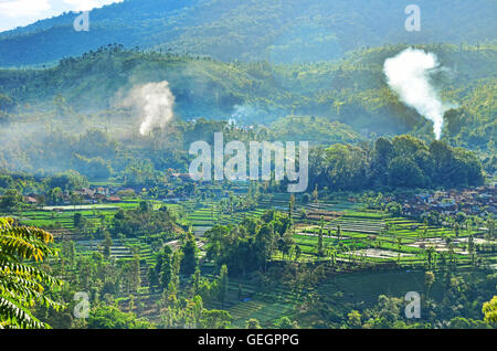 Morgen-Landschaft der grünen Berg und Tal in Argapura, Majalengka, West-Java Stockfoto