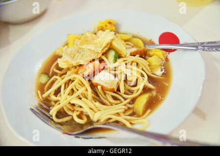 Ein Teller mit Mie Atep. Eine lokale Spezialität der Nudeln in Belitung Island, Sumatra, Indonesien Stockfoto