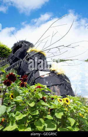 Riesige Biene Skulptur im Eden Project in Cornwall. Stockfoto