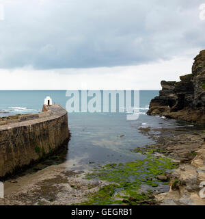 Portreath Hafen bei Ebbe. Stockfoto