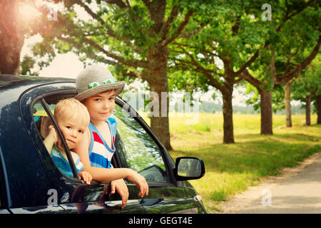 Blick aus Fenster von einem Auto Kinder Stockfoto