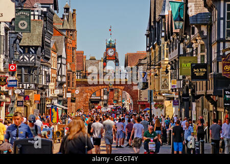 Eastgate und die Chester-Uhr auf dem römischen Wand in das Stadtzentrum von Chester, die Kreisstadt von Cheshire. Stockfoto