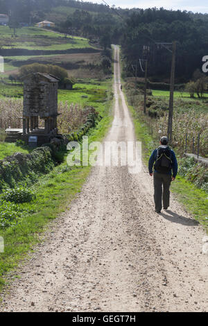 Castrexe, Spanien: Pilgrim Stein Getreidespeicher (Horreos) verläuft entlang dem Camino Finisterre zwischen Muxia und Finisterre. Stockfoto