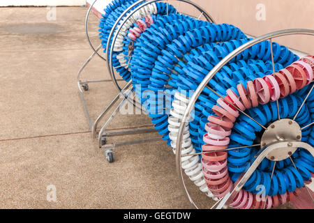 Fahrspuren Marker im Reel Lagerung im Pool schwimmen. Pool Weglinien für Leichtathletik, schwimmen. Stockfoto