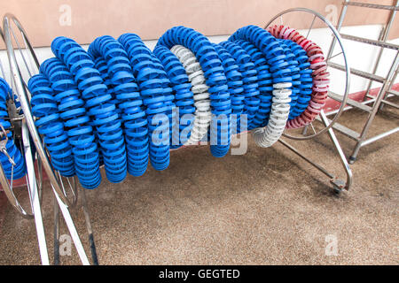 Fahrspuren Marker im Reel Lagerung im Pool schwimmen. Pool Weglinien für Leichtathletik, schwimmen. Stockfoto