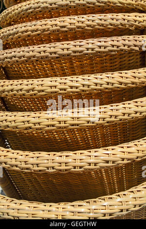 Kunststoff-Stühle übereinander auf der anderen im Gartencafé. Stockfoto