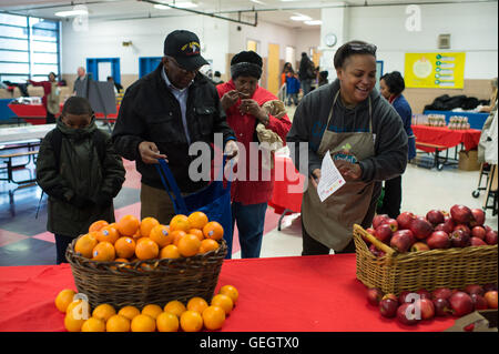 Stellvertretender Administrator Freiwillige bei MLK Tag des Dienens 01190001 Stockfoto