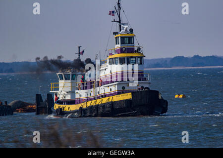 Der Schlepper Boot "High Roller" Nahen Osten Ende Licht, Cape Henlopen Delaware USA Stockfoto