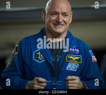 Die Besatzung der NASA-Expedition 46, darunter der Astronaut Scott Kelly, kehrte nach einer einjährigen Mission an Bord der Internationalen Raumstation nach Ellington Field zurück. Diese Mission stellte Rekorde für die Dauer des menschlichen Raumfluges auf. Stockfoto