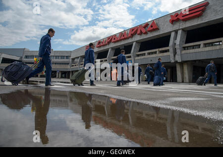 Expedition 47 Astronauten, darunter der NASA-Astronaut Scott Kelly, beendeten ihre Mission an Bord der Internationalen Raumstation und landeten sicher in Kasachstan. Die Sojus TMA-19M-Raumsonde der Crew kehrte nach 340 Tagen im All zurück. Stockfoto