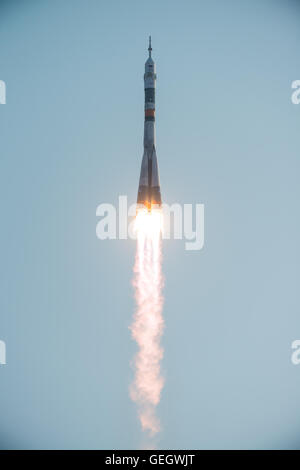 Die Besatzung der Expedition 48 startet an Bord des Sojus MS-01-Raumschiffs vom Baikonur Cosmodrome zur Internationalen Raumstation für ihre Mission mit der NASA und Roscosmos. Stockfoto