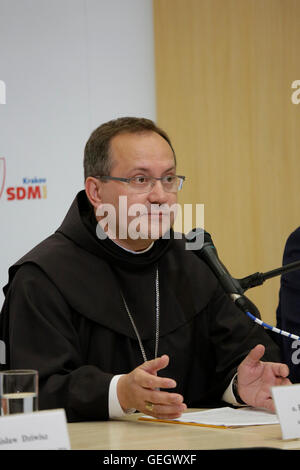 Krakau, Polen. 25. Juli 2016. Damian Muskus OFM, der Weihbischof von Krakau und der General-Koordinator des Weltjugendtages, ist bei der Eröffnungs-Pressekonferenz abgebildet. Eröffnungs-Pressekonferenz fand einen Tag vor dem offiziellen Beginn der World Youth Day 2016 in Krakau statt. Die Pressekonferenz wurde durch den Erzbischof von Krakau sowie Vertreter der Zivilstadt und regionalen Behörden besucht. © Michael Debets/Pacific Press/Alamy Live-Nachrichten Stockfoto