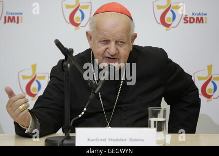 Krakau, Polen. 25. Juli 2016. Kardinal Stanislaw Dziwisz, Erzbischof von Krakau, ist im Bild t der Eröffnungs-Pressekonferenz der Welt Jugend Tag 2016 in Krakau. Eröffnungs-Pressekonferenz fand einen Tag vor dem offiziellen Beginn der World Youth Day 2016 in Krakau statt. Die Pressekonferenz wurde durch den Erzbischof von Krakau sowie Vertreter der Zivilstadt und regionalen Behörden besucht. © Michael Debets/Pacific Press/Alamy Live-Nachrichten Stockfoto