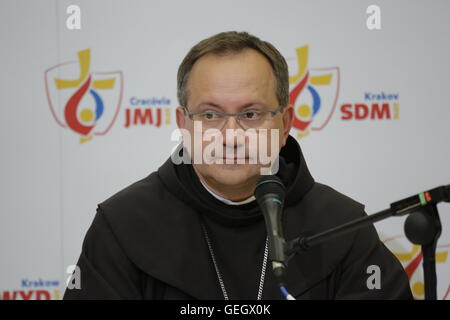 Krakau, Polen. 25. Juli 2016. Damian Muskus OFM, der Weihbischof von Krakau und der General-Koordinator des Weltjugendtages, ist bei der Eröffnungs-Pressekonferenz abgebildet. Eröffnungs-Pressekonferenz fand einen Tag vor dem offiziellen Beginn der World Youth Day 2016 in Krakau statt. Die Pressekonferenz wurde durch den Erzbischof von Krakau sowie Vertreter der Zivilstadt und regionalen Behörden besucht. © Michael Debets/Pacific Press/Alamy Live-Nachrichten Stockfoto