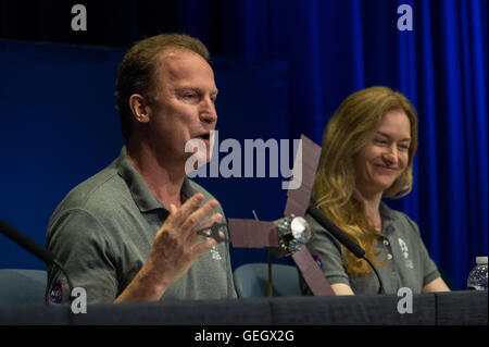 Die Juno-Mission der NASA bereitet sich auf die Einfügung des Jupiter-Orbits vor, mit einem News Briefing im Jet Propulsion Laboratory. Das Team diskutiert den Ansatz des Raumfahrzeugs und die anstehenden Ziele für die Untersuchung des Gasriesen. Stockfoto