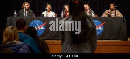 Die NASA-Veranstaltung Women in Action im Goddard Space Flight Center feierte die Beiträge von Frauen in Wissenschaft und Weltraumforschung. Die Veranstaltung hob weibliche Führungspersönlichkeiten wie Julie Robinson und Sandra Cauffman hervor und konzentrierte sich dabei auf die Bemühungen der NASA um Vielfalt und Integration. Stockfoto