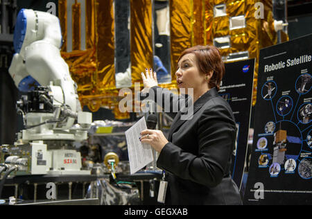 Die NASA-Veranstaltung „Women in Action“ im Goddard Space Flight Center beleuchtet die Beiträge von Frauen zur Weltraumforschung. Die Veranstaltung, die vom Rat für Frauen und Mädchen des Weißen Hauses unterstützt wird, konzentriert sich auf die Stärkung von Frauen in MINT-Bereichen. Stockfoto