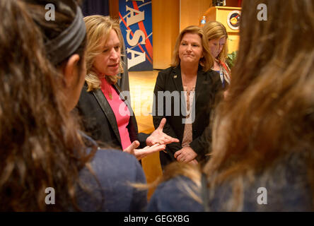 Die NASA Women in Action-Veranstaltung im Goddard Space Flight Center feiert die Beiträge von Frauen zur Weltraumforschung. Führende Politiker wie Ellen Stofan und Lesa Roe diskutieren die Rolle der Frauen in den Bereichen Raumfahrt und Technologie und fördern die Gleichstellung der Geschlechter in MINT. Stockfoto