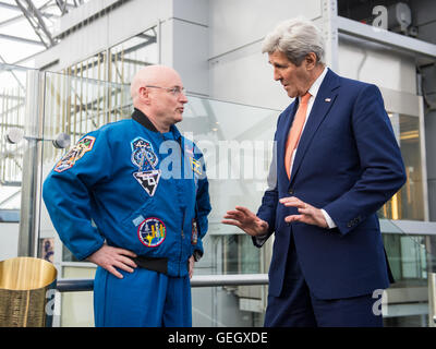 Treffen der Außenminister John Kerry mit Astronaut Scott Kelly 03240006