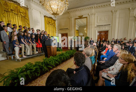 US-Präsident Barack Obama nimmt an der Wissenschaftsmesse des Weißen Hauses Teil und feiert Innovationen von Studenten und stellt den Beitrag der NASA zur MINT-Bildung vor. Stockfoto