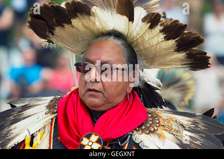 Pow Wow einheimische Tänzer in traditionellen Insignien, die sechs Nationen des Grand River Champion of Champions Powwow, Ohsweken Kanada Stockfoto