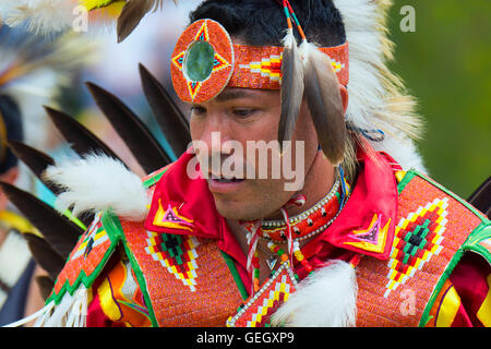 Pow Wow einheimische Tänzer in traditionellen Insignien, die sechs Nationen des Grand River Champion of Champions Powwow, Ohsweken Kanada Stockfoto