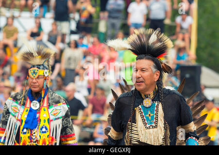 Pow Wow einheimische Tänzer in traditionellen Insignien, die sechs Nationen des Grand River Champion of Champions Powwow, Ohsweken Kanada Stockfoto