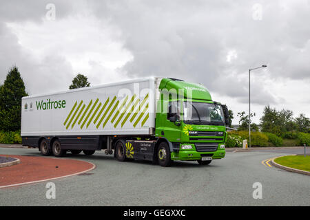 Waitrose Supermarkt Lebensmittel-LKW, Lieferwagen, Kühlcontainer LKW Chorley, Lancashire, UK Stockfoto