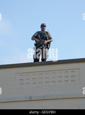Afrikanische amerikanische Polizisten in taktische Ausrüstung wacht über eine Polizei-Rallye in High Springs, Florida. Stockfoto