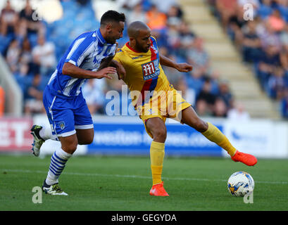 Crystal Palace Andros Townsend (rechts) wird während der Vorsaison Freundschaftsspiel im Colchester Community Stadium von Colchester United Lewis Kinsella herausgefordert. Stockfoto