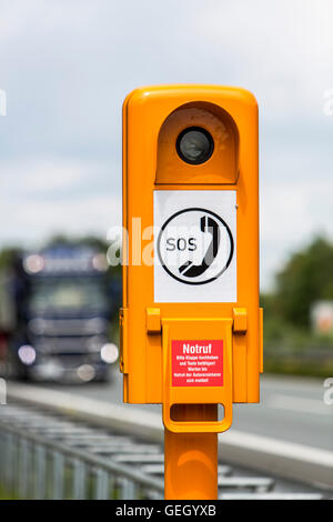 SOS Telefon, am Straßenrand Notruftelefon, Call Box, entlang der deutschen Autobahnen, Autobahn, direkter Zugang zu Notdiensten, Stockfoto