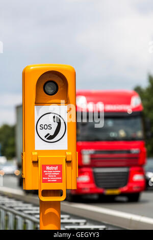 SOS Telefon, am Straßenrand Notruftelefon, Call Box, entlang der deutschen Autobahnen, Autobahn, direkter Zugang zu Notdiensten, Stockfoto