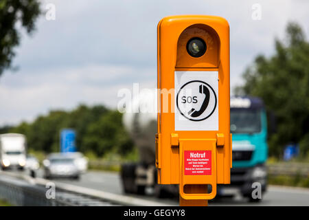 SOS Telefon, am Straßenrand Notruftelefon, Call Box, entlang der deutschen Autobahnen, Autobahn, direkter Zugang zu Notdiensten, Stockfoto