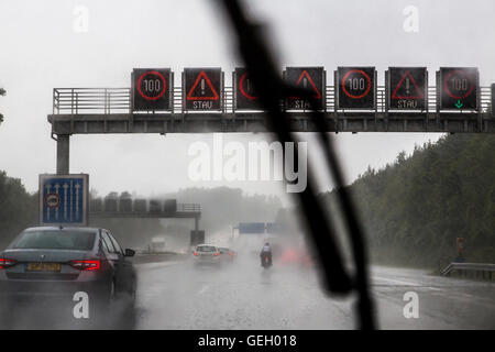 Auto fährt, bei starkem Regen Sturm auf einer Autobahn, Scheibenwischer auf, viel Wasser auf der Fahrbahn, Deutschland, Stockfoto