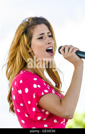 Stacey Solomon ist ein englischer Sänger, Fernsehmoderator und Reality-tv-Star. Auftritte bei der EMSA-Wohltätigkeitsveranstaltung zum Armed Forces Day Stockfoto