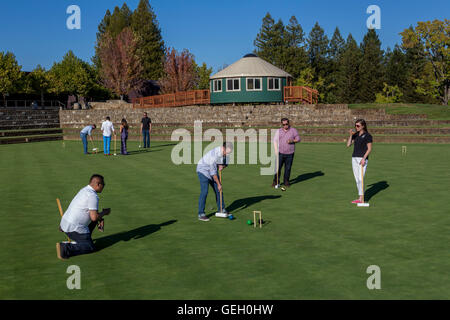 Menschen, spielen Krocket, Krocket Spieler, Spiel Krocket, Weinprobe, Sonoma-Cutrer Weinberge, Sonoma-Cutrer, Sonoma Cutrer, Windsor, Kalifornien Stockfoto