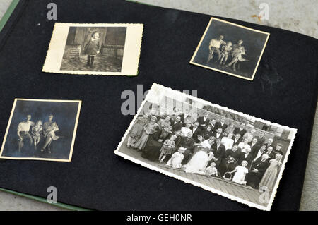 Fotoalbum mit alten schwarz-weiß Familienfotos. Stockfoto