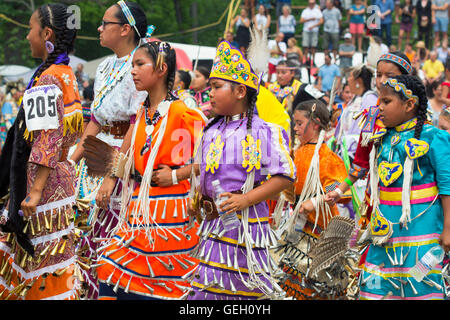 Pow Wow einheimischen Kindern Tänzer Mädchen in traditionellen Kostümen sechs Nationen der Grand River Meister der Meister Powwow Kanada Stockfoto