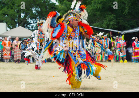 Pow Wow einheimische Tänzer in traditionellen Insignien, die sechs Nationen des Grand River Champion of Champions Powwow, Ohsweken Kanada Stockfoto