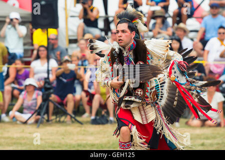 Pow Wow einheimische Tänzer in traditionellen Insignien, die sechs Nationen des Grand River Champion of Champions Powwow, Ohsweken Kanada Stockfoto
