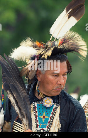 Pow Wow einheimische Tänzer in traditionellen Insignien, die sechs Nationen des Grand River Champion of Champions Powwow, Ohsweken Kanada Stockfoto