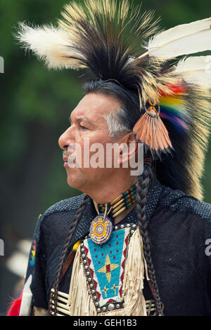 Pow Wow einheimische Tänzer in traditionellen Insignien, die sechs Nationen des Grand River Champion of Champions Powwow, Ohsweken Kanada Stockfoto