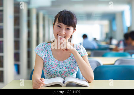 eine hübsche junge asiatische oder chinesischen College Student Studium in der Bibliothek Stockfoto