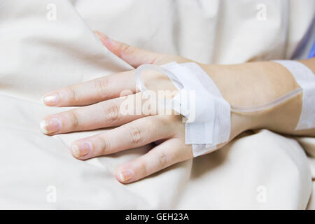 Kochsalzlösung Tropf für Patienten im Krankenhaus hautnah. Stockfoto