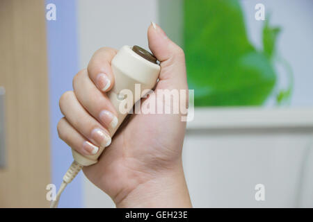 Hand, die Notruftaste im Krankenzimmer hautnah Stockfoto