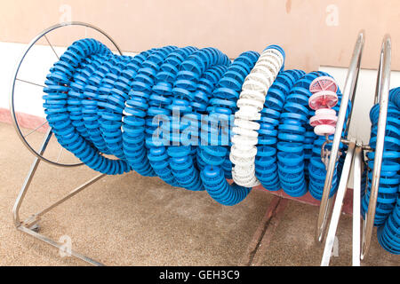 Fahrspuren Marker im Reel Lagerung im Pool schwimmen. Pool Weglinien für Leichtathletik. Stockfoto