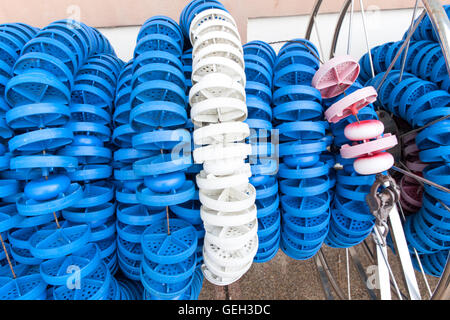 Fahrspuren Marker im Reel Lagerung im Pool schwimmen. Pool Weglinien für Leichtathletik. Stockfoto