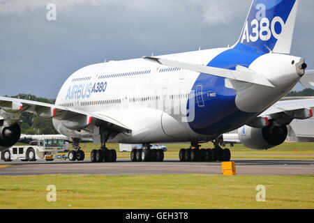 Der Airbus A380 F-WWDD angezeigt seiner beeindruckenden Wendigkeit auf der Farnborough Airshow Stockfoto